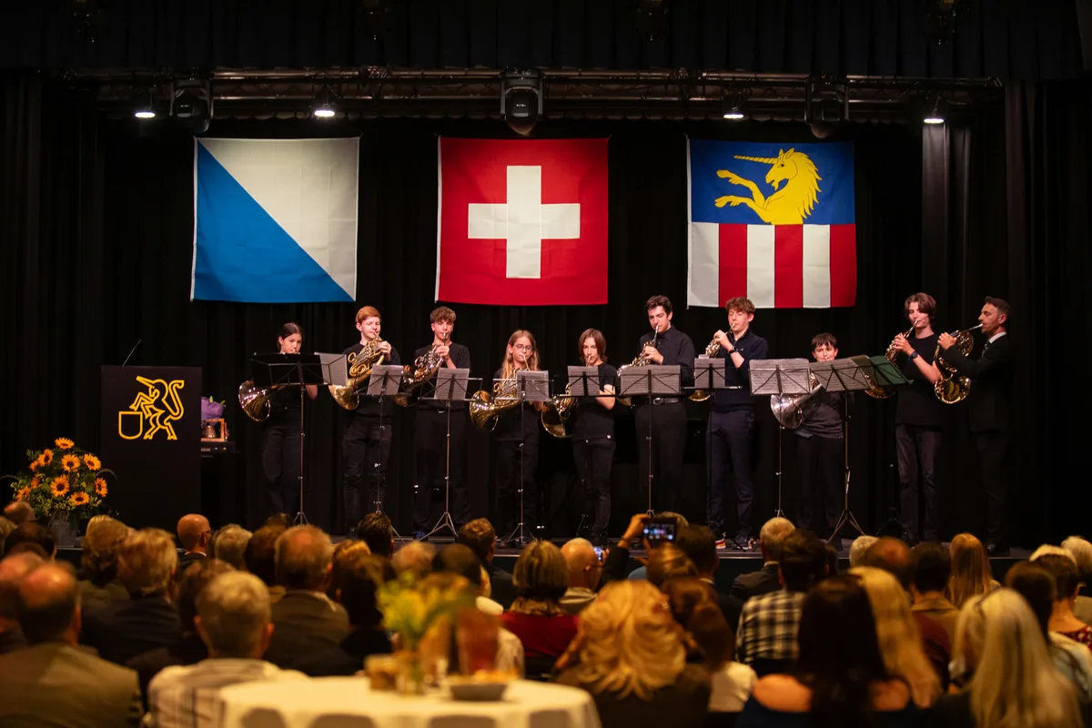 Mehrere jungen Musiker stehen auf einer Bühne. 